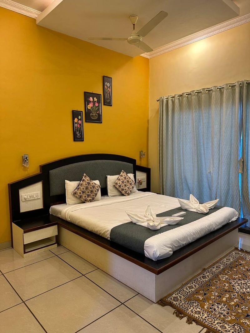 Non Lake View Couple Room interior